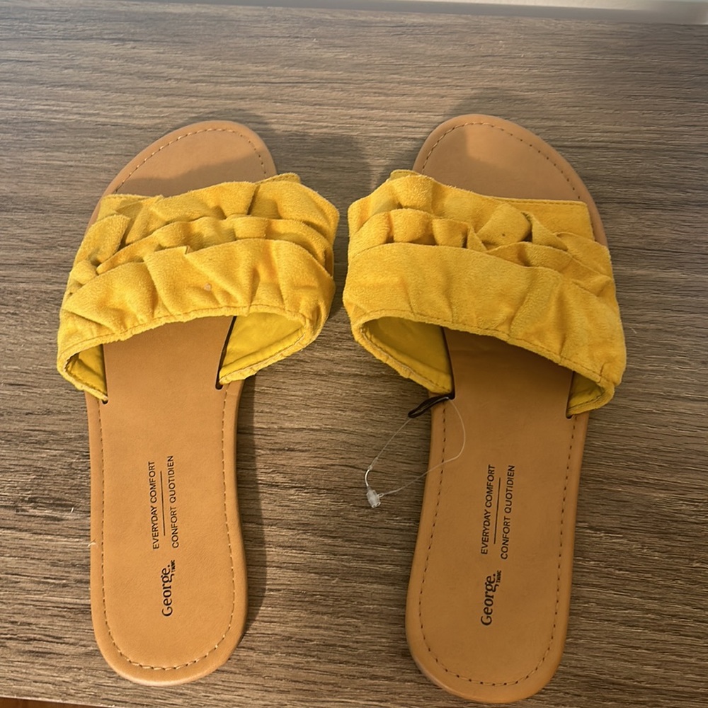 NWOT BOX GEORRGE SLIDE IN RUFFLED FLATS IN MUSTARD COLOUR IN SIZE 9